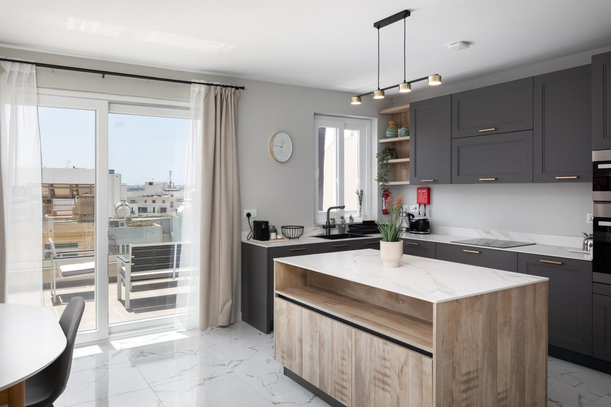 Modern 2Br Cosy Apartment With Large Terrace - Close To Manoel Island & Tigne Shopping Mall Sliema Eksteriør bilde