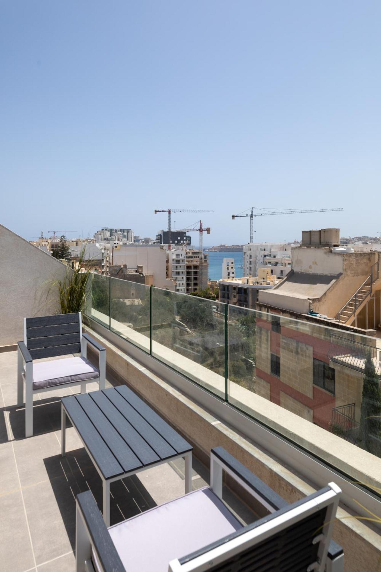 Modern 2Br Cosy Apartment With Large Terrace - Close To Manoel Island & Tigne Shopping Mall Sliema Eksteriør bilde